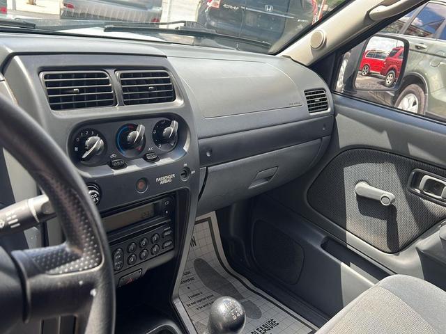 Photo of 2002 Silver Ice Metallic Nissan Frontier