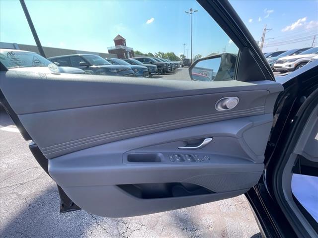 Photo of 2022 Phantom Black Hyundai ELANTRA