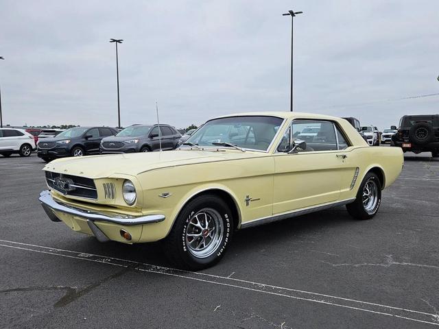 Photo of 1965 Yellow Ford Mustang