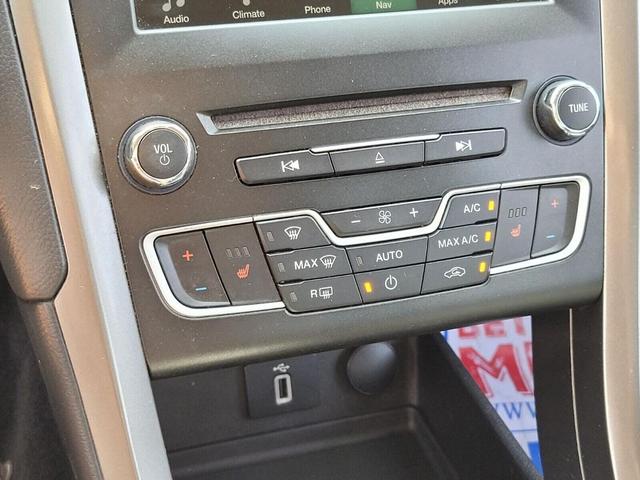Photo of 2018 White Platinum Ford Fusion