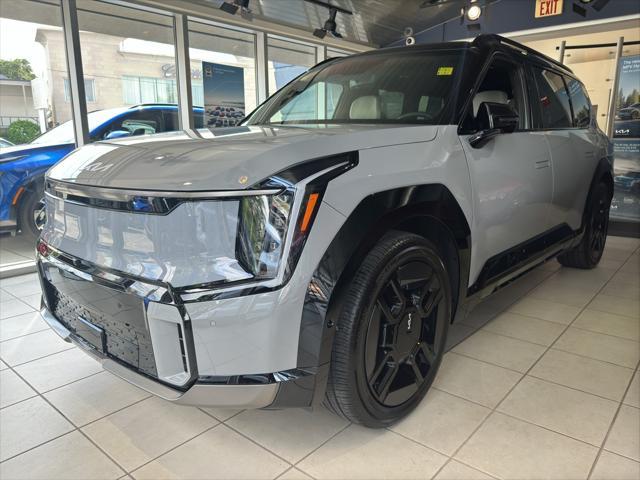 Photo of 2026 Wolf Gray/Ebony Black Roof Kia EV9