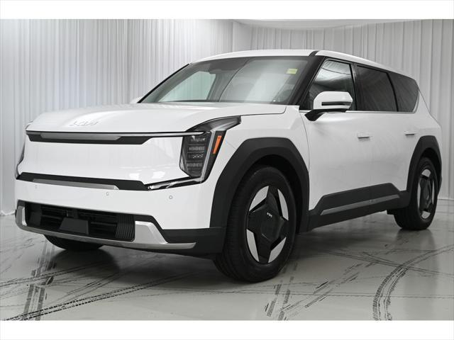 Photo of 2026 Glacial White Pearl Kia EV9