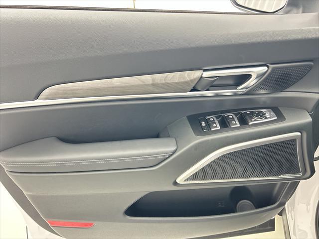 Photo of 2025 Glacial White Pearl Kia Telluride