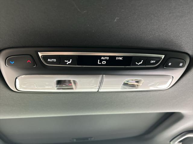 Photo of 2025 Glacial White Pearl Kia Telluride