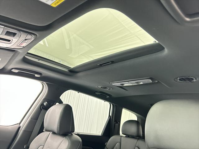 Photo of 2025 Glacial White Pearl Kia Telluride