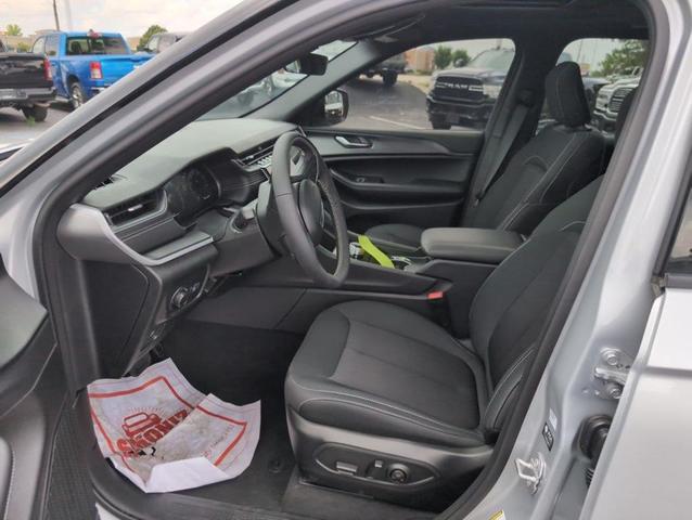 Photo of 2025 Silver Zynith Jeep Grand Cherokee