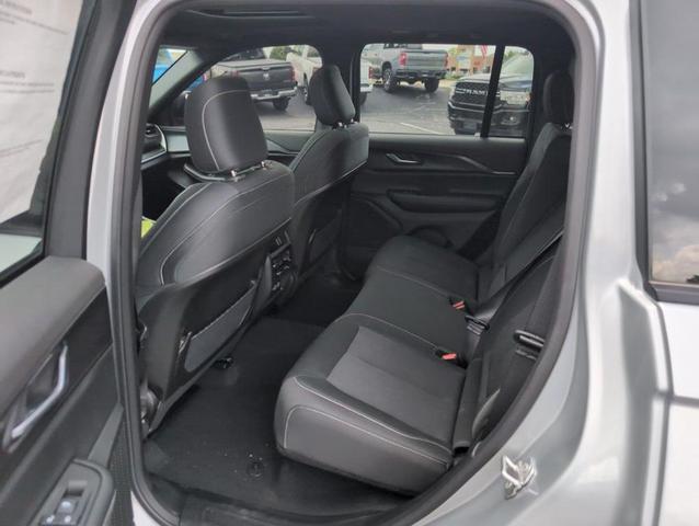 Photo of 2025 Silver Zynith Jeep Grand Cherokee