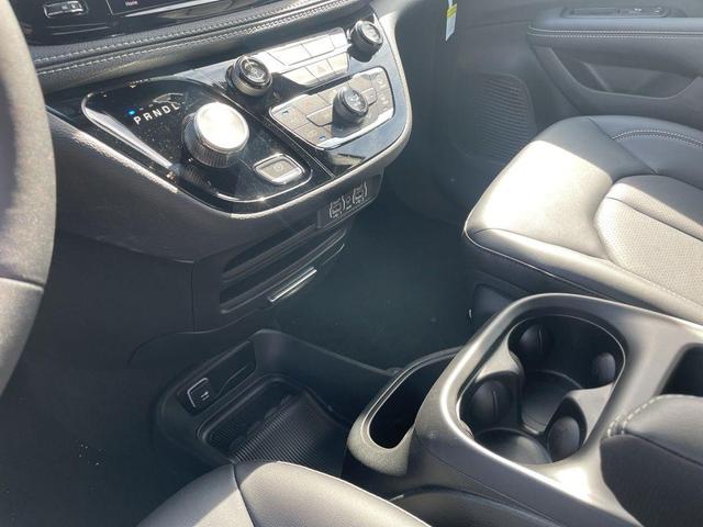 Photo of 2025 Fathom Blue Pearlcoat Chrysler Pacifica