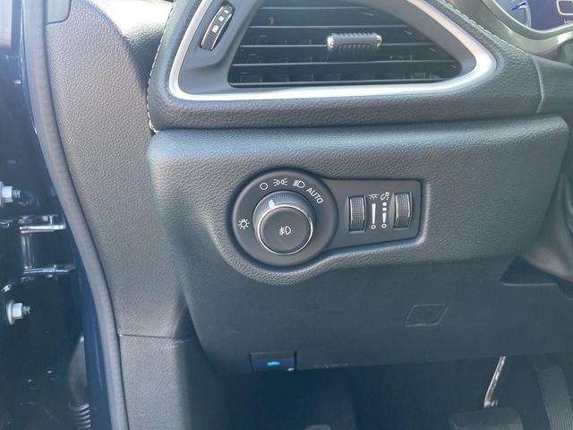 Photo of 2025 Fathom Blue Pearlcoat Chrysler Pacifica
