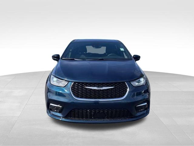 Photo of 2025 Fathom Blue Pearlcoat Chrysler Pacifica