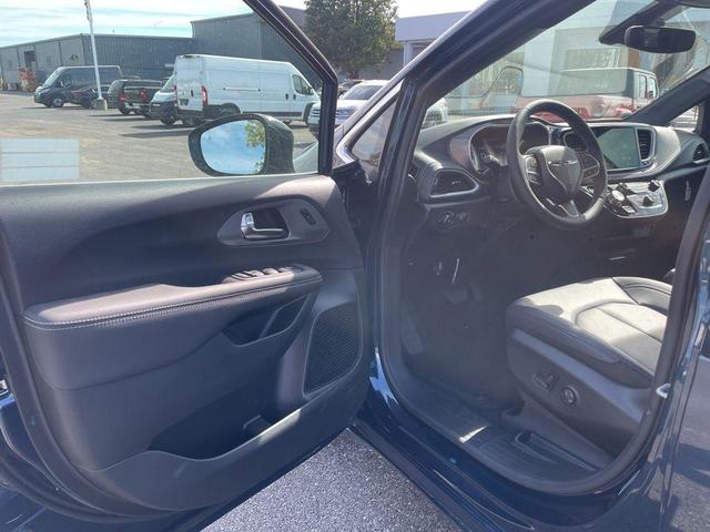 Photo of 2025 Fathom Blue Pearlcoat Chrysler Pacifica