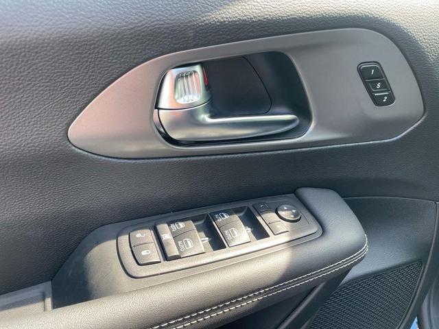 Photo of 2025 Fathom Blue Pearlcoat Chrysler Pacifica