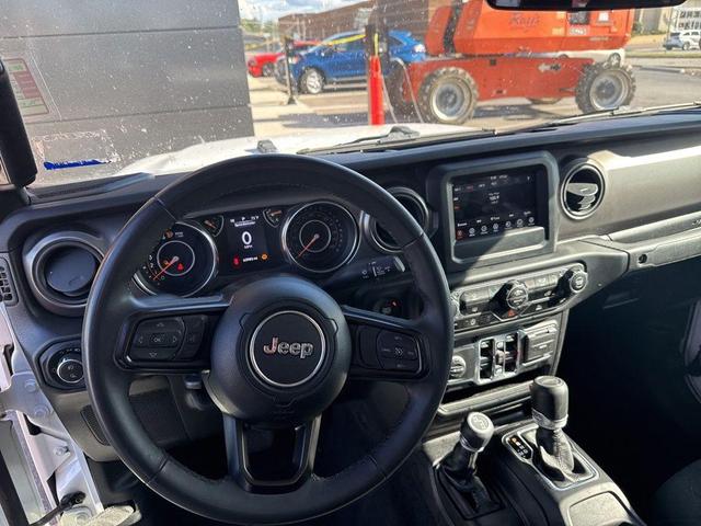 Photo of 2023 Bright White Clearcoat Jeep Gladiator