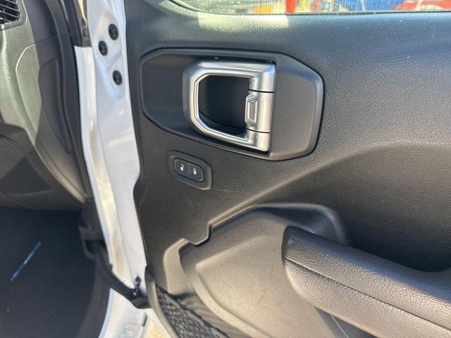 Photo of 2023 Bright White Clearcoat Jeep Gladiator