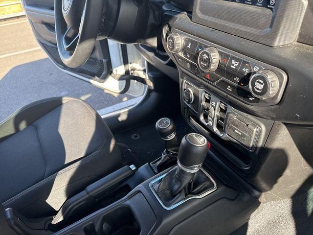 Photo of 2023 Bright White Clearcoat Jeep Gladiator