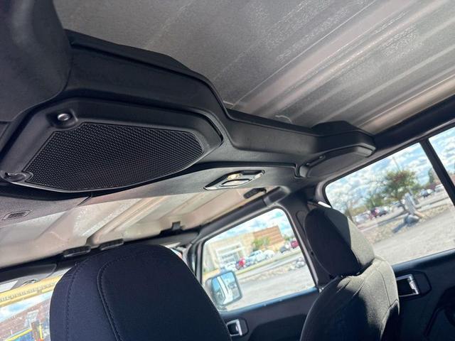 Photo of 2023 Bright White Clearcoat Jeep Gladiator