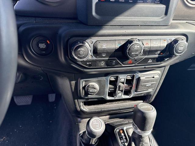 Photo of 2023 Bright White Clearcoat Jeep Gladiator