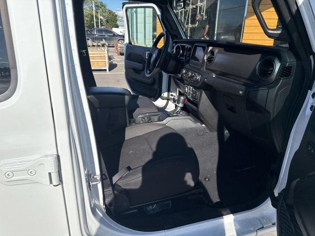 Photo of 2023 Bright White Clearcoat Jeep Gladiator