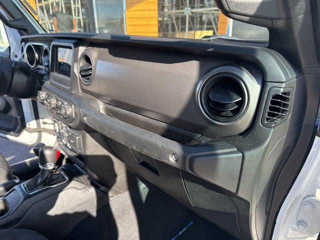 Photo of 2023 Bright White Clearcoat Jeep Gladiator