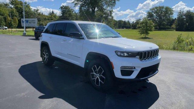 Photo of 2024 Bright White Clearcoat Jeep Grand Cherokee