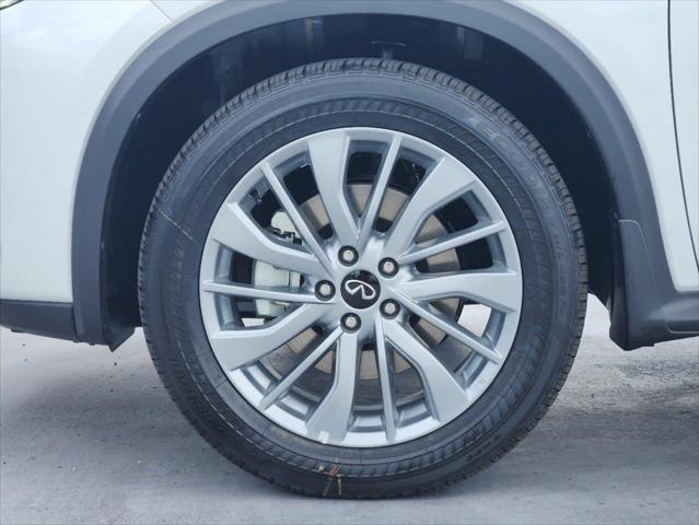 Photo of 2024 Radiant White INFINITI QX50