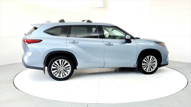 Photo of 2022 Moon Dust Toyota Highlander