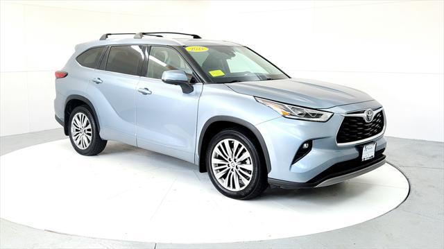 Photo of 2022 Moon Dust Toyota Highlander