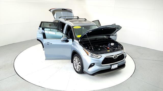 Photo of 2022 Moon Dust Toyota Highlander