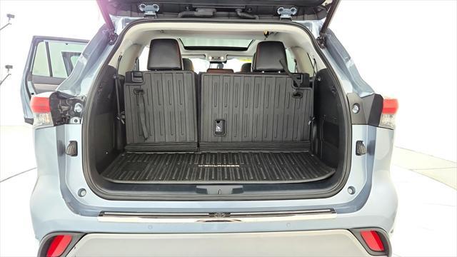 Photo of 2022 Moon Dust Toyota Highlander