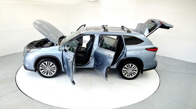Photo of 2022 Moon Dust Toyota Highlander