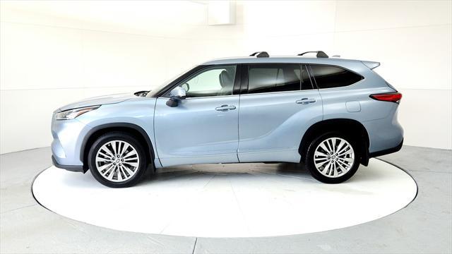 Photo of 2022 Moon Dust Toyota Highlander