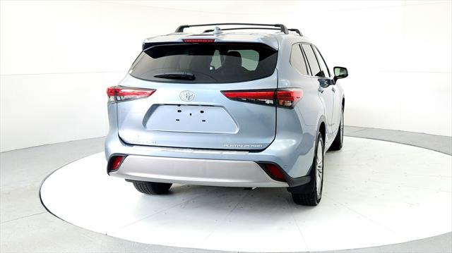 Photo of 2022 Moon Dust Toyota Highlander
