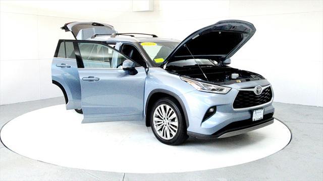 Photo of 2022 Moon Dust Toyota Highlander