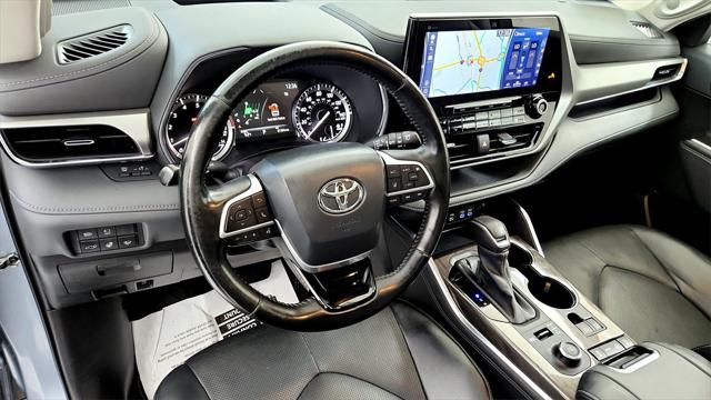 Photo of 2022 Moon Dust Toyota Highlander