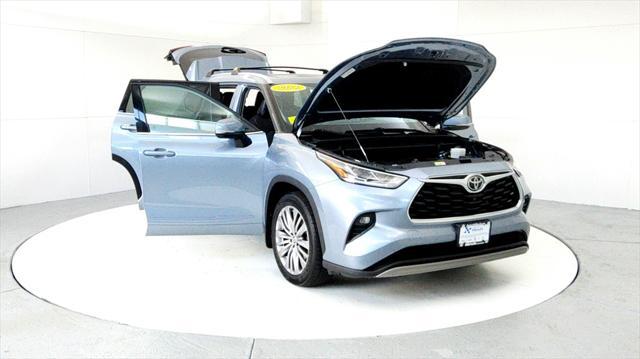 Photo of 2022 Moon Dust Toyota Highlander