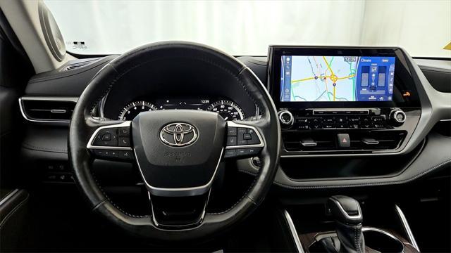 Photo of 2022 Moon Dust Toyota Highlander
