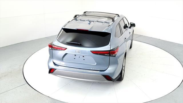 Photo of 2022 Moon Dust Toyota Highlander
