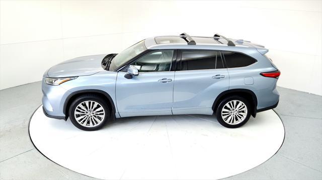 Photo of 2022 Moon Dust Toyota Highlander
