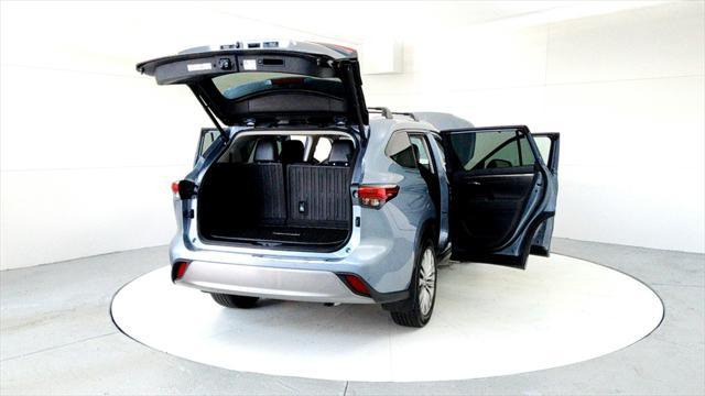Photo of 2022 Moon Dust Toyota Highlander