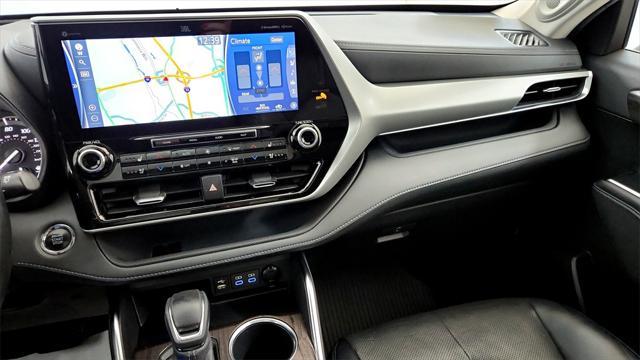 Photo of 2022 Moon Dust Toyota Highlander