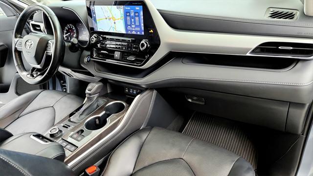 Photo of 2022 Moon Dust Toyota Highlander