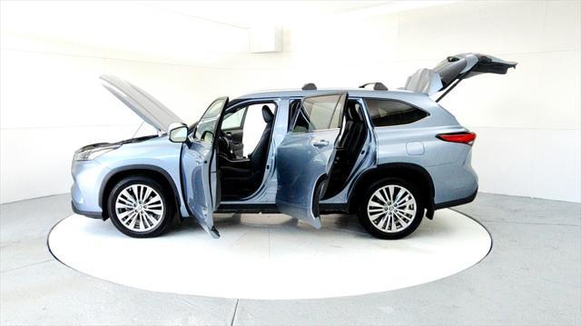 Photo of 2022 Moon Dust Toyota Highlander