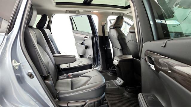 Photo of 2022 Moon Dust Toyota Highlander