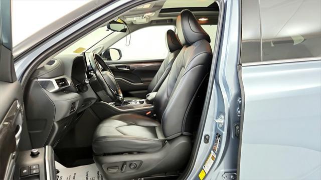 Photo of 2022 Moon Dust Toyota Highlander