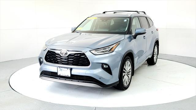 Photo of 2022 Moon Dust Toyota Highlander