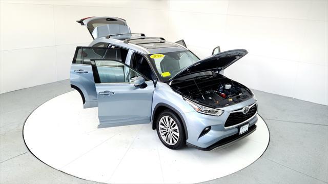 Photo of 2022 Moon Dust Toyota Highlander