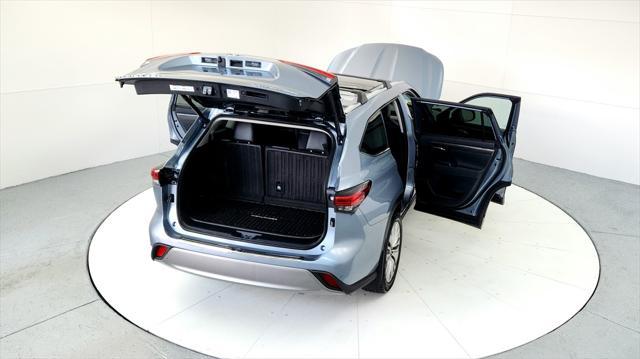 Photo of 2022 Moon Dust Toyota Highlander