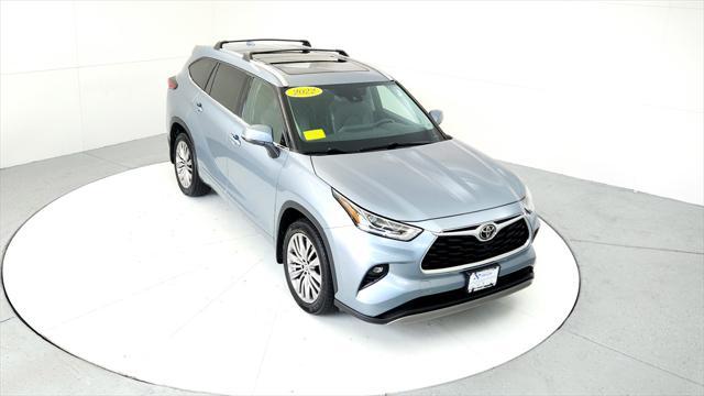 Photo of 2022 Moon Dust Toyota Highlander