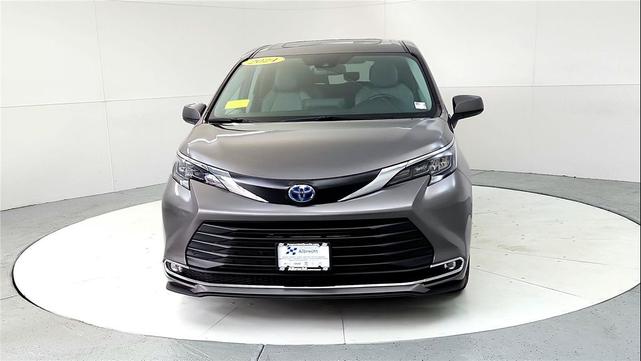 Photo of 2024 Predawn Gray Mica Toyota Sienna