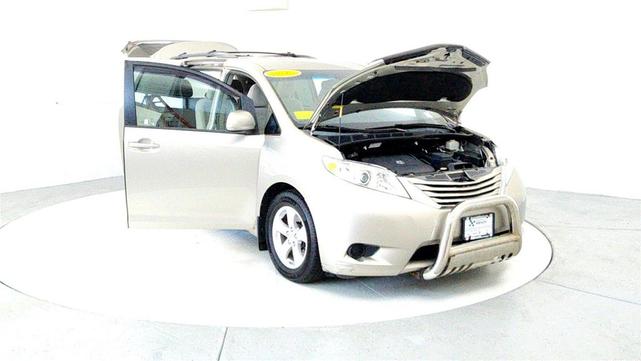 Photo of 2015 Creme Brulee Mica Toyota Sienna